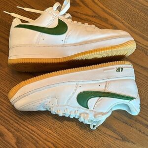 Nike White and Green Sneakers